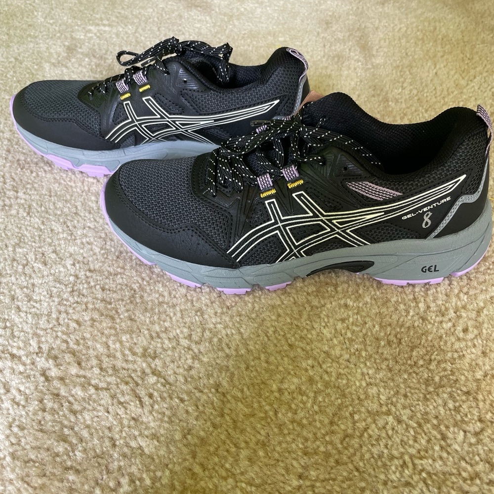 NWT Women’s size 8 black ASICS Gel-Venture.
